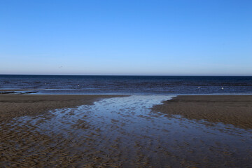 Wattenmeer, Strand bei Ebbe and der Nordsee Küste bei Sonnenschein