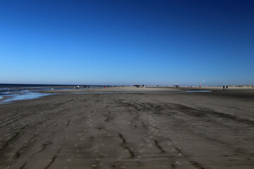 Wattenmeer, Strand bei Ebbe and der Nordsee Küste bei Sonnenschein