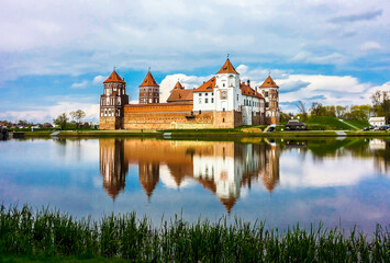 Obraz premium amazing Mir Castle reflected in the lake, Belarus