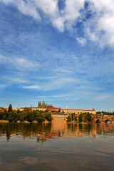 Blick über die Karlsbrücke auf St. Vitus Kirche auf Burg Hradschin in Prag
