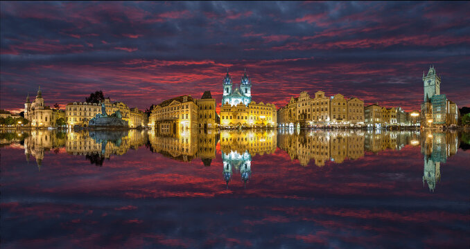 Altst&auml;dter Ring Prag mit dramatischem Sonnenuntergang und perfekter spiegelung aus Photoshop!