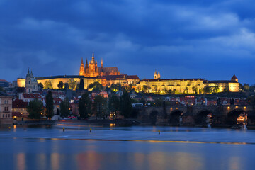 Fototapeta na wymiar Blick über die Karlsbrücke auf St. Vitus Kirche auf Burg Hradschin in Prag zur blauen Stunde