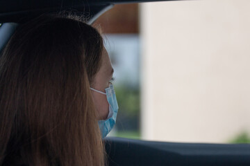 Fille avec un masque en voiture