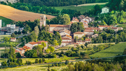 Fototapeta na wymiar Obraz przedstawia malutkie miasteczko położone w malowniczym górskim terenie w środkowych Włoszech 