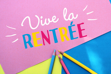 Rentrée scolaire, concept sur papier coloré, vive la rentrée !