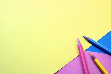 Crayons et papiers colorés pastels avec espace vide pour du texte