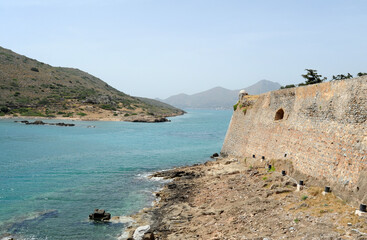 Fototapeta na wymiar Demi-bastion de Scaramella de la forteresse de Spinalonga à Élounda près d'Agios Nikolaos en Crète