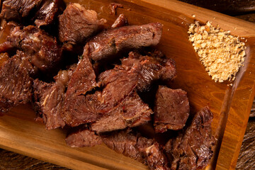 Beef prime rib with manioc and flours.