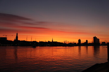 Fototapeta premium Hamburg bei Sonnenaufgang