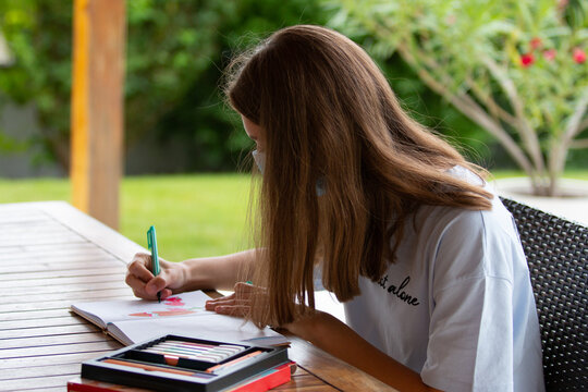 Fille avec un masque qui dessine