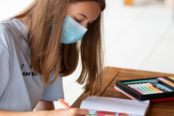 Fille avec un masque qui dessine 