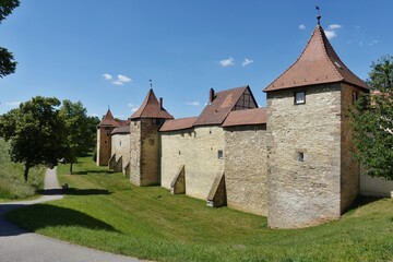 Fototapeta na wymiar Weißenburg in Bayern - Stadtmauer mit Graben