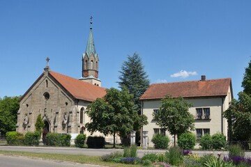 Fototapeta na wymiar Weißenburg in Bayern - Willibaldskirche mit Gemeindehaus