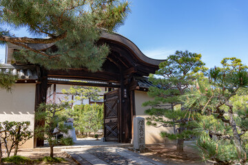 京都 総見院の門前
