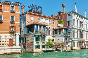 Obraz na płótnie Canvas Houses by the Grand Canal in Venice