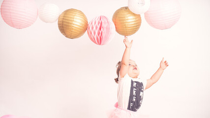 Erster Geburtstag Mädchen mit Ballon und Lampions freudig süß vintage - Variante 2