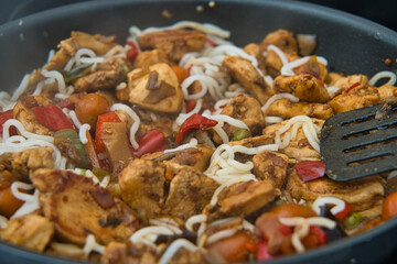 Hühnchenpfanne mit gesundem Bio Gemüse in Black Pepper Soße und mit Konjak Nudeln