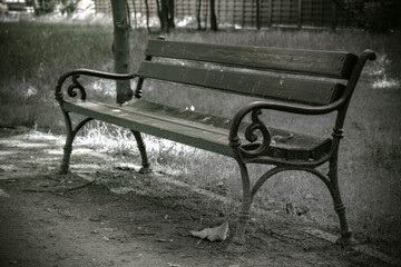 starodawna ławka parkowa, czarno biała