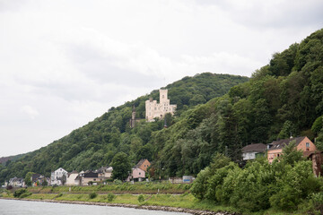 Fototapeta premium bildliche eindrücke der Stadt Koblenz und Umgebung am Rhein in Deutschland fotografiert im Sommer an einem sonnigen Tag