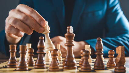 man play chess on the board