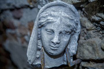 Obraz premium Olympic goddess of love in antique mythology Aphrodite (Venus) Fragment of very ancient destroyed stone statue.