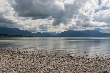 Spiegelungen Chiemsee mit Bergen , Himmel und Wolken