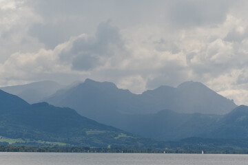 Chiemseeufer  mit Bergsilhouette und Wolken