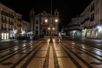 Fototapeta na wymiar Plaza de Giraldo, Praça do Giraldo, en Évora, Portugal de noche iluminada sin gente.