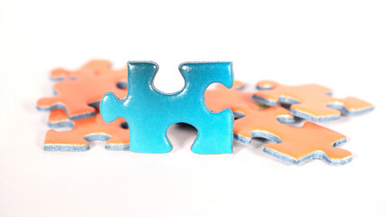 Fototapeta premium Puzzle Teile in blau und orange 