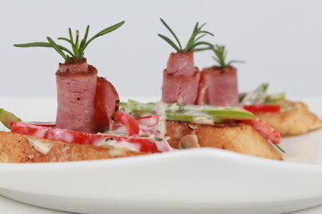 jamón, pan tostado