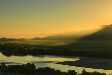 夜明けの束稲山