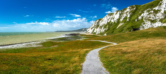 Scenic view of Samphire Hoe Country Park with white cliffs, south England