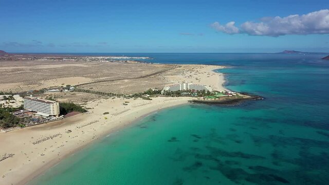 Spain, Canary Islands, Fuerteventura, Parque Natural de Corralejo, Playa Bajo Negro and resort