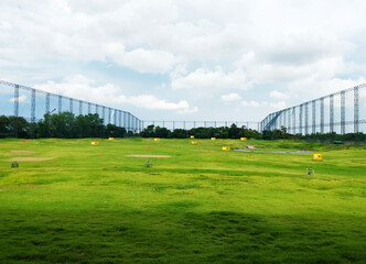 Naklejka premium Golf driving range on cloudy blue background