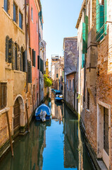 Fototapeta na wymiar Classical picture of the venetian canals