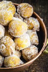 Brazilian, vegan rain cookie. Small sweet without animal products, gluten-free, made from cinnamon and refined sugar. Called in Brazil 
