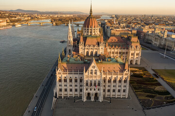 Obraz premium Aerial drone shot of south side facade of Hungarian Parliament Kossuth Square during Budapest sunrise