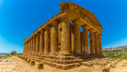 Fototapeta premium A perspective view of the Temple of Concordia in the ancient Sicilian city of Agrigento in summer
