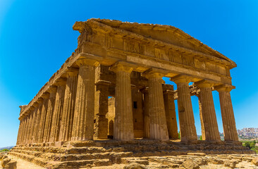 Obraz premium A close up perspective view of the Temple of Concordia in the ancient Sicilian city of Agrigento in summer