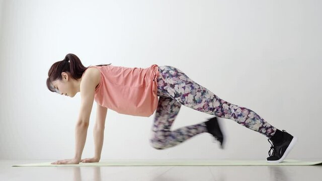 自宅でトレーニングをする女性