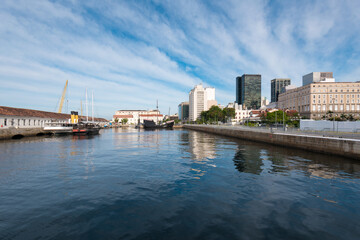 Obraz premium Rio de Janeiro Downtown odbite w wodzie przy City Pier