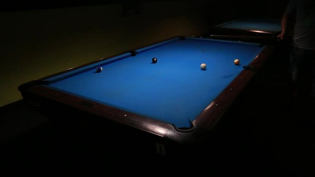 throwing 4 balls in a row to complete the game of billiards