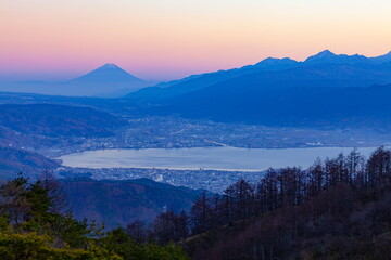 夕暮れの富士山と諏訪湖、長野県岡谷市高ボッチ高原にて