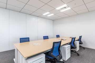 オフィス机と椅子　Office-like desk and chair 