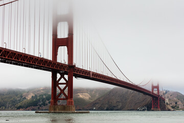Fototapeta premium Golden gate bridge in marine layer