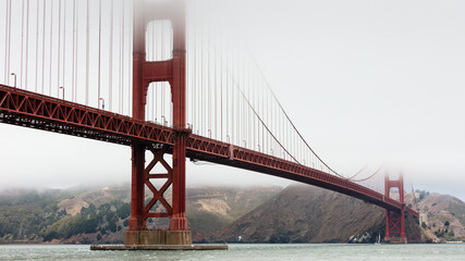 Obraz premium Golden gate bridge in marine layer