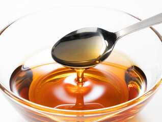 Scoop up the sesame oil with a spoon.