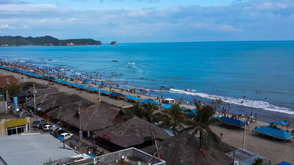 foto de la playa donde se ve monta&ntilde;a al fondo y cobachas