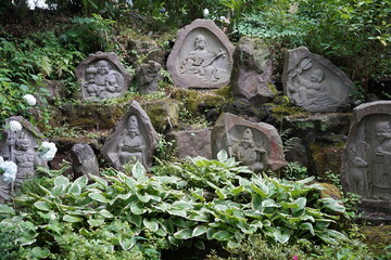 地蔵　お地蔵様　御供物　信仰　神社　木漏れ日　仏像　日本