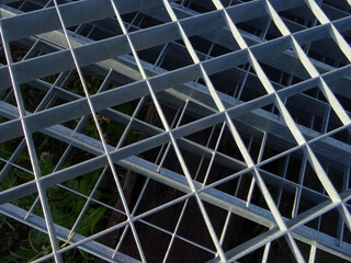 Grilles entrecroisées
